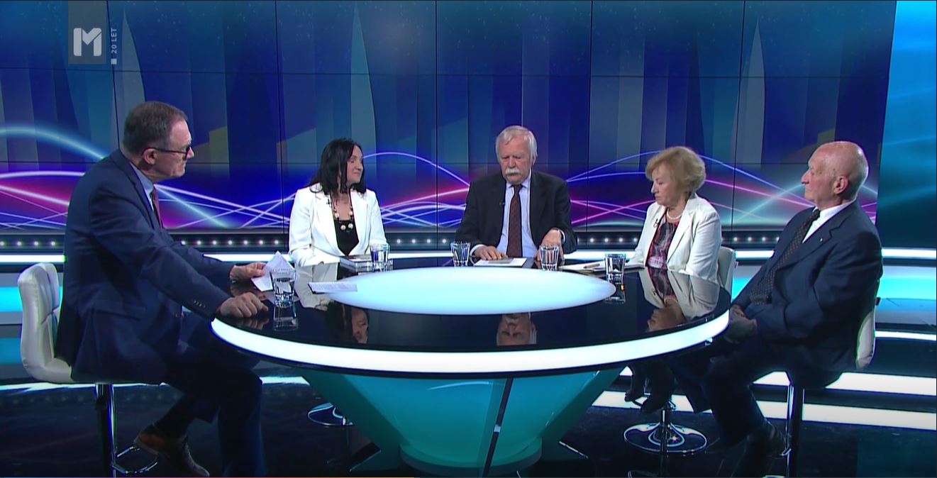 Redna enourna oddaja OMIZJE na TV Maribor je bila posvečena letošnji 105. obletnici ustanovitelja Vrta spominov in tovarištva ter pobudnika za ustanovitev Ustanove, zasl. prof. dr. Vaneka Šiftarja, delovanju Ustanove in njeni družbeni vlogi. Razgovor z dr. Janjo Hojnik, dr. Etelko Korpič Horvat, Marjanom Šiftarjem in Ernestom Ebenšpangerjem je vodil dr. Zoran Medved.